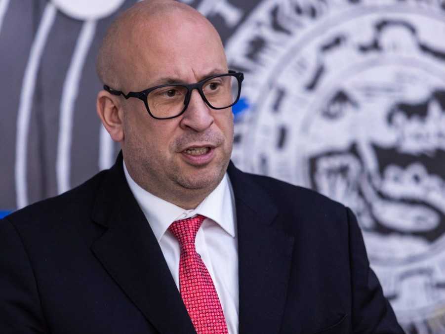 Na snímke minister Ráž.