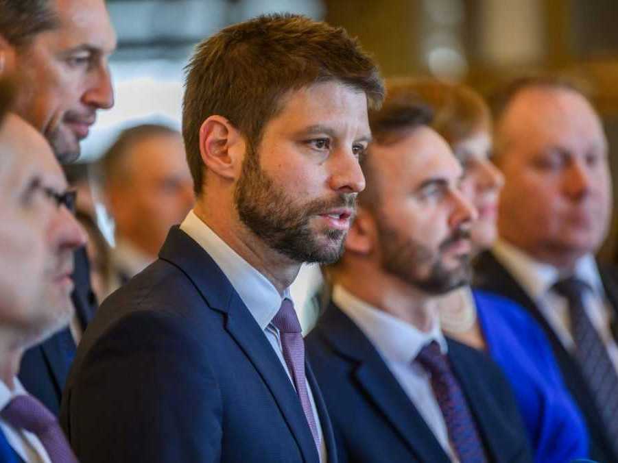 Uprostred predseda Progresívneho Slovenska Michal Šimečka.