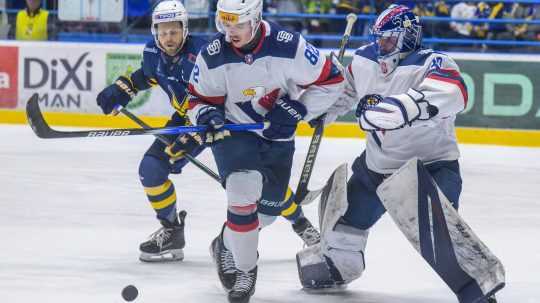 Ben Johnson (Spišská Nová Ves), Tomáš Královič, Denis Godla (obaja Slovan) počas zápasu hokejovej Tipos extraligy.