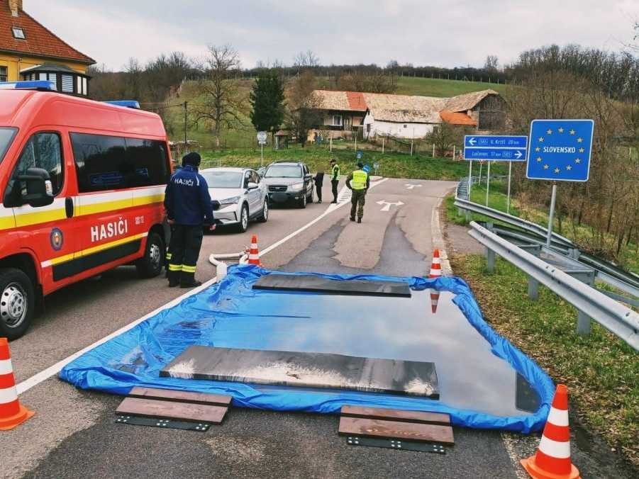 Na snímke brod na hranici.