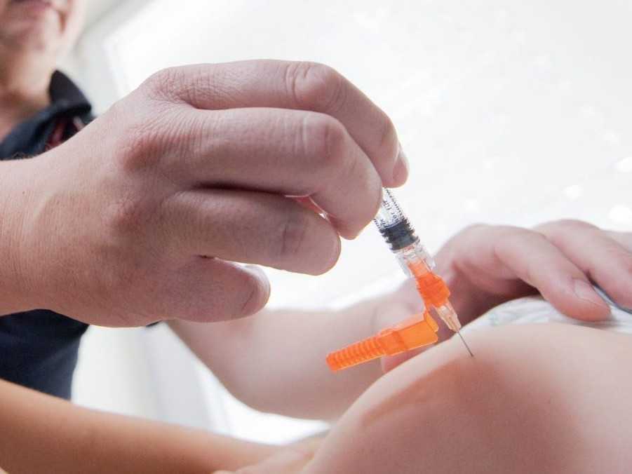 Očkovanie dieťaťa proti osýpkam.