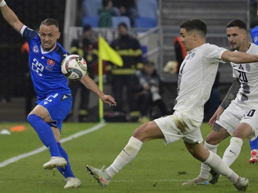 Stanislav Lobotka a Dejan Petrovič zo Slovinska počas prvého zápasu Ligy národov.