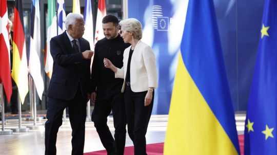 Predsedníčka Európskej komisie Ursula von der Leyenová, ukrajinský prezident Volodymyr Zelenskyj a predseda Európskej rady António Costa.