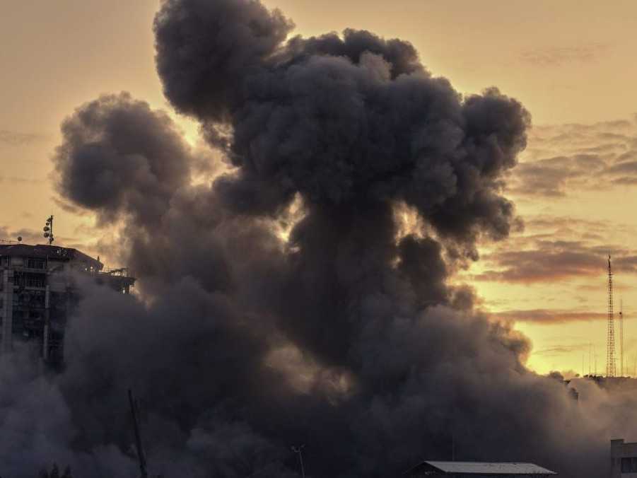 Izraelčania v Gaze zabili najmenej 19 ľudí. Armáda vyzýva na evakuáciu štvrte v Rafahu, chystá tam ofenzívu