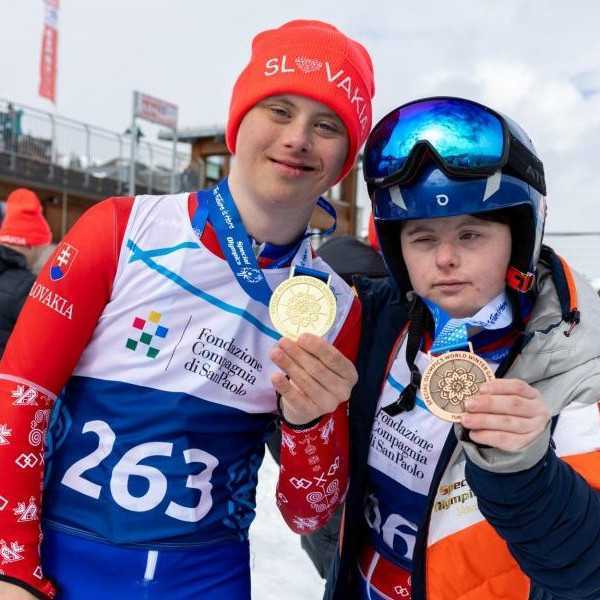 Medailová spŕška na Svetových zimných hrách Špeciálnych olympiád. Slováci vybojovali dvanásť cenných kovov
