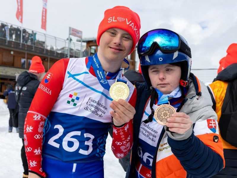 Medailová spŕška na Svetových zimných hrách Špeciálnych olympiád. Slováci vybojovali dvanásť cenných kovov