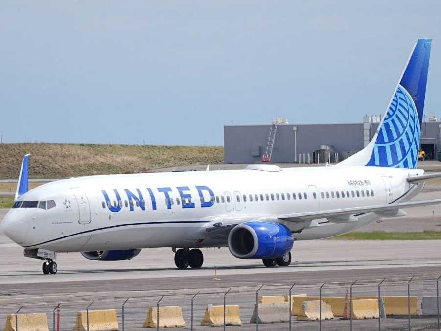 Lietadlo smerujúce cez víkend z USA do Číny sa muselo vrátiť. Jeden z pilotov si zabudol pas