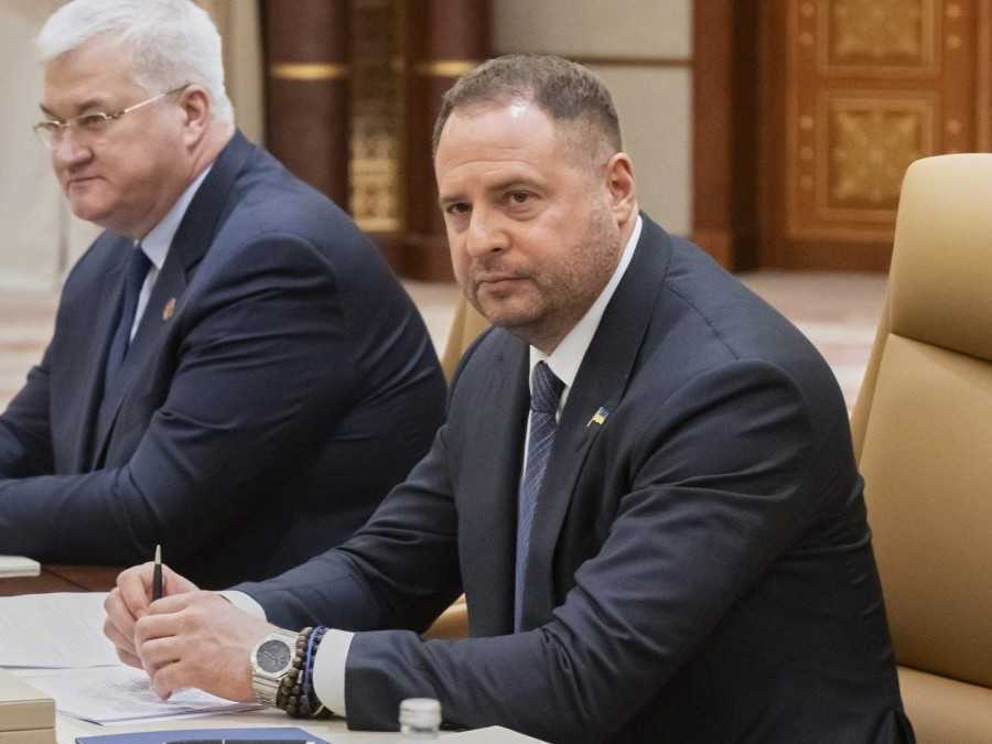 Na snímke uprostred Andrij Jermak.