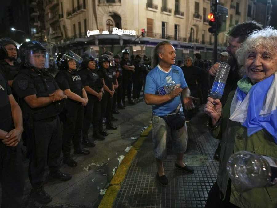 Argentínski dôchodcovia a futbaloví fanúšikovia počas demonštrácie v Buenos Aires.