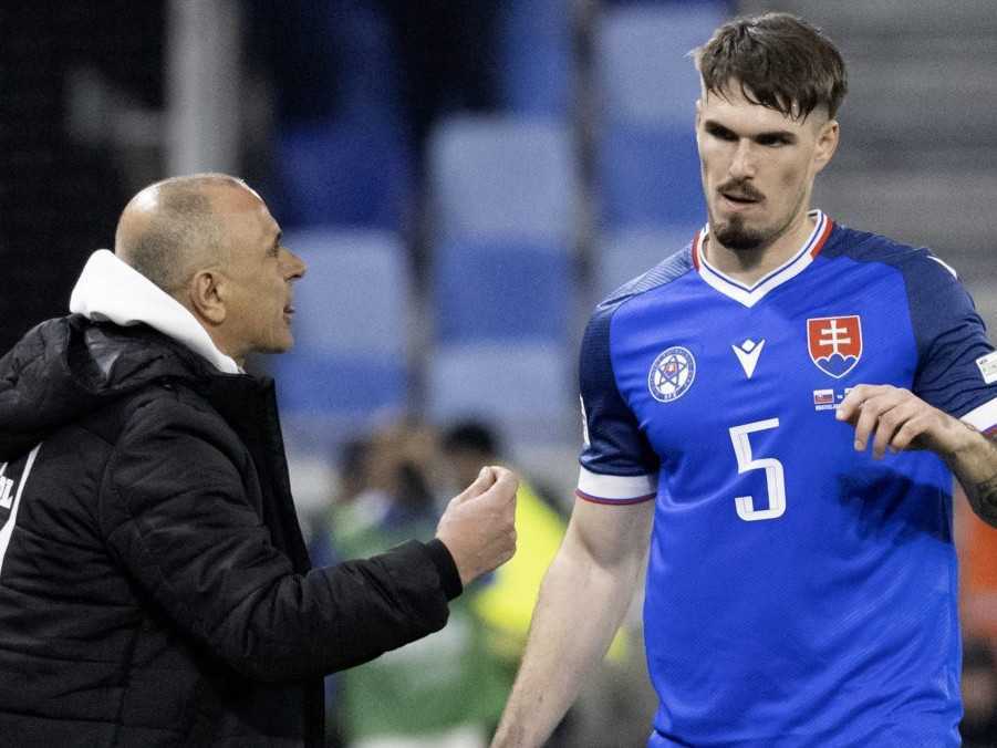 Na snímke sprava slovenský debutant Ivan Mesík a tréner Slovenska Francesco Calzona.