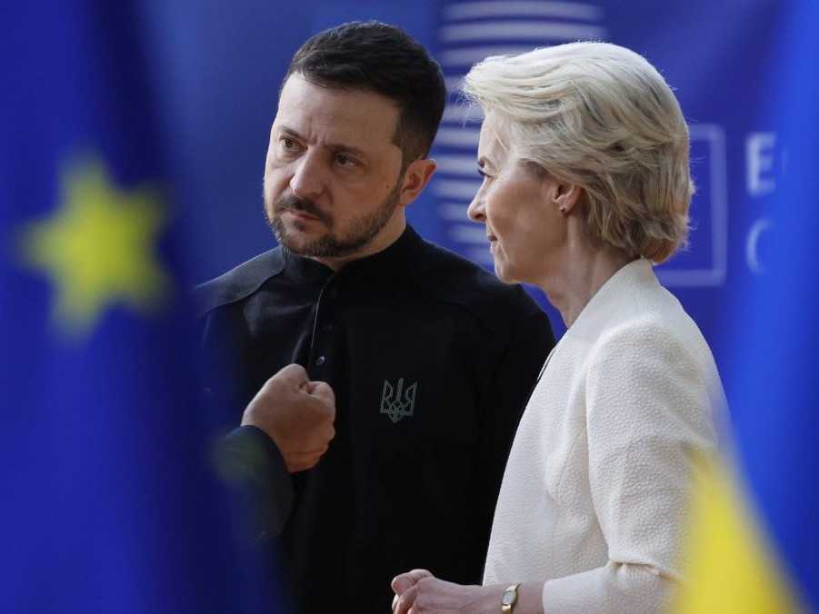 Ukrajinský prezident Volodymyr Zelenskyj a šéfka Európskej komisie Ursula von der Leyenová.