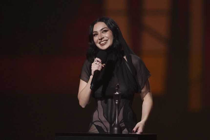 Charli XCX ovládla Brit Awards. Okrem albumu roka si odniesla ďalšie štyri ocenenia
