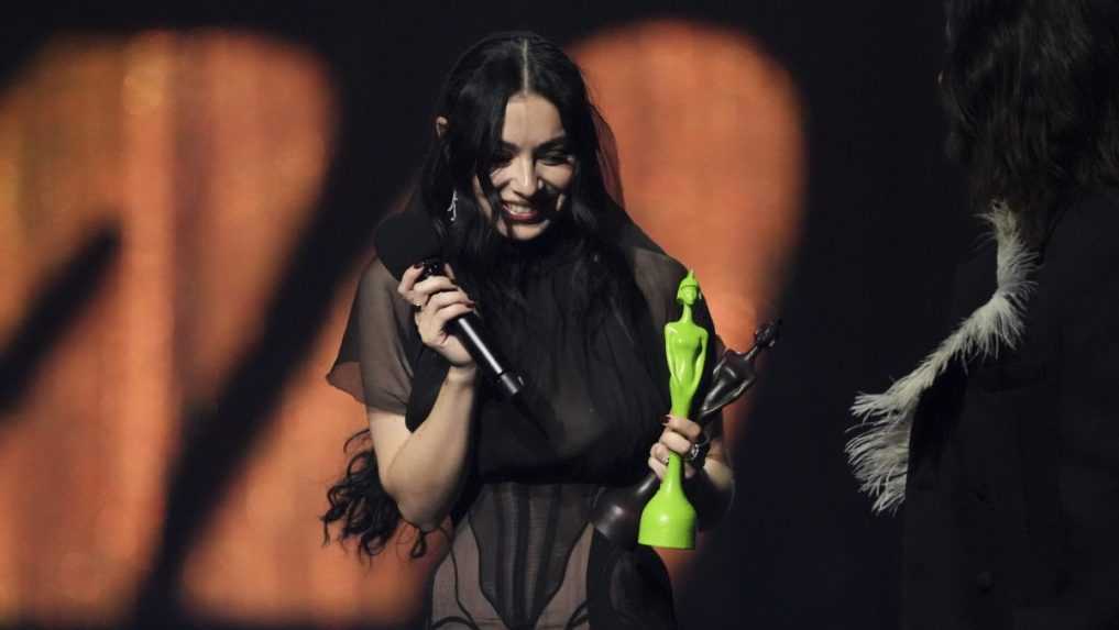 Charli XCX ovládla Brit Awards. Okrem albumu roka si odniesla ďalšie štyri ocenenia