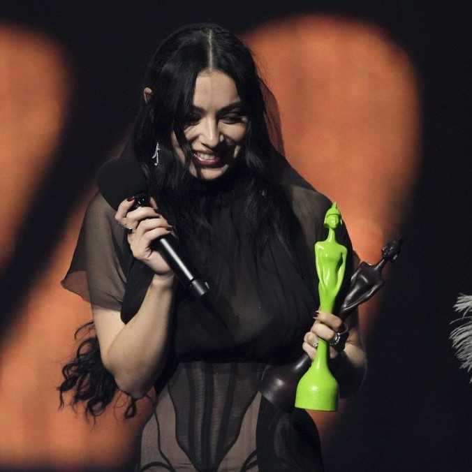 Charli XCX ovládla Brit Awards. Okrem albumu roka si odniesla ďalšie štyri ocenenia