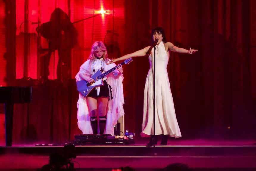 Charli XCX ovládla Brit Awards. Okrem albumu roka si odniesla ďalšie štyri ocenenia