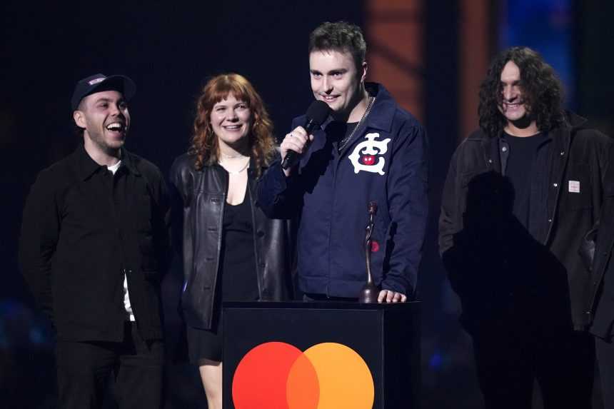 Sam Fender si preberÃƒÂ¡ ocenenie za najlepÃ…Â¡ieho alternatÃƒÂ­vneho/rockovÃƒÂ©ho interpreta.