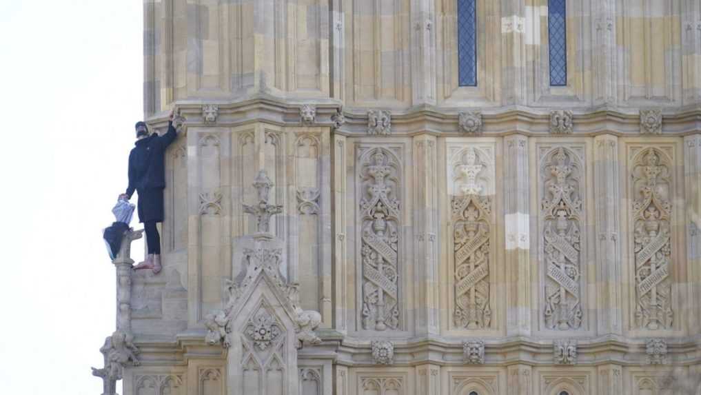 FOTO: Na hodinovú vežu Big Ben v Londýne sa vyštveral muž. Kričal pritom propalestínske heslá