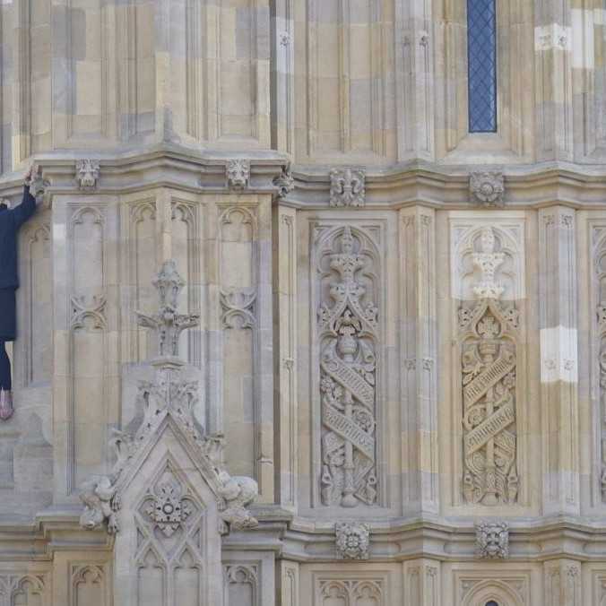 FOTO: Na hodinovú vežu Big Ben v Londýne sa vyštveral muž. Kričal pritom propalestínske heslá