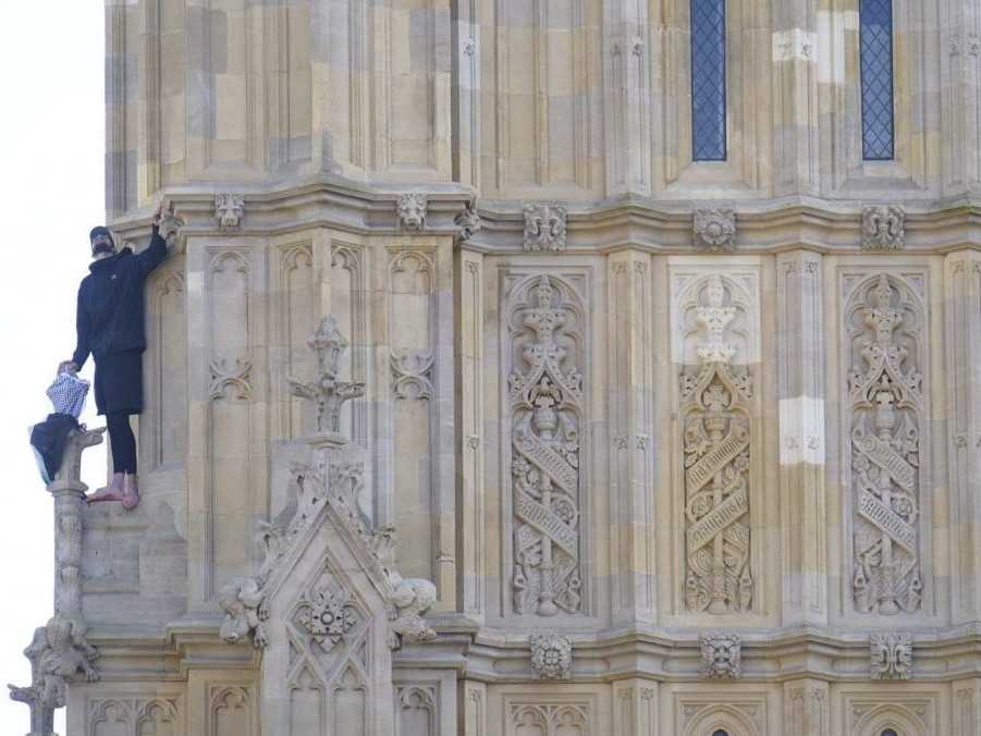 FOTO: Na hodinovú vežu Big Ben v Londýne sa vyštveral muž. Kričal pritom propalestínske heslá