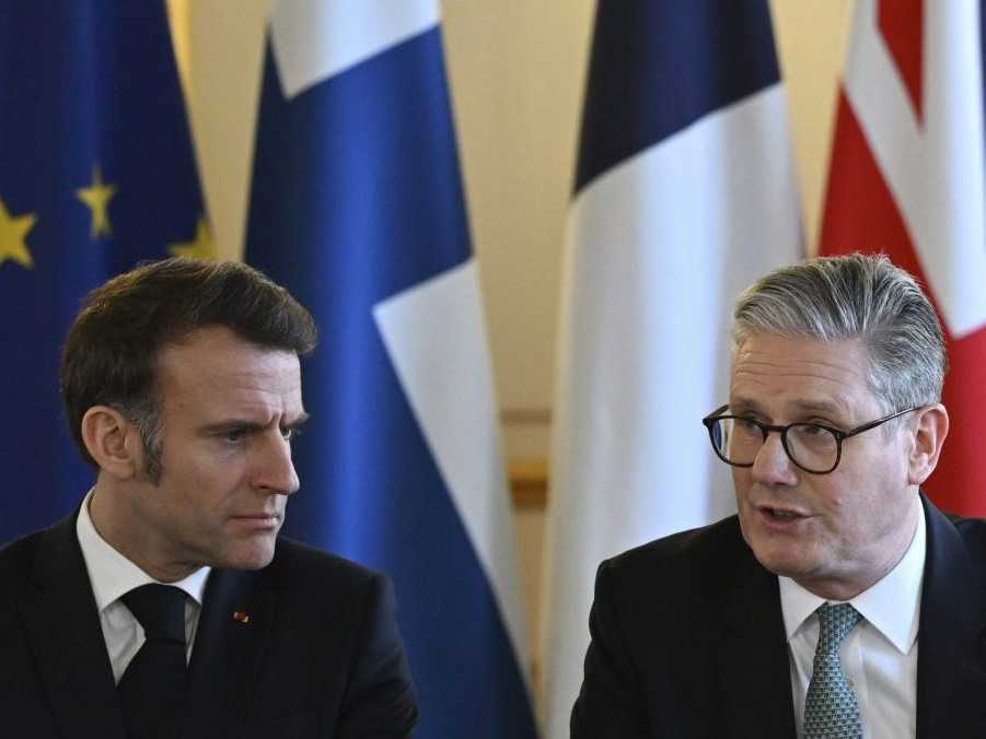 Zľava Emmanuel Macron a Keir Starmer.