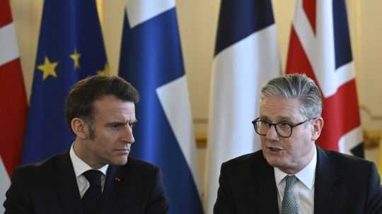 Zľava Emmanuel Macron a Keir Starmer.