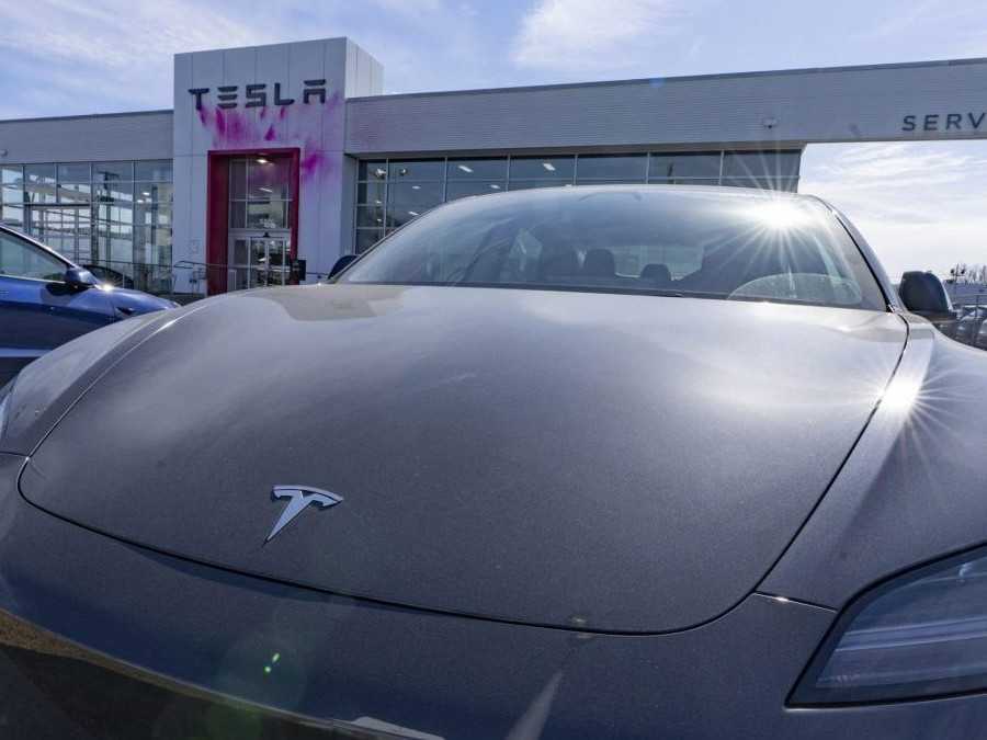 Predaje Tesly v Európe za prvé dva mesiace roka klesli takmer o polovicu. Pripisujú to aj aktivitám Elona Muska