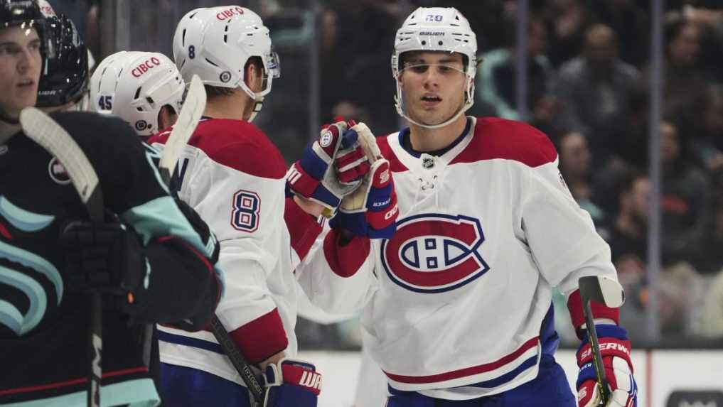 Slafkovský predviedol ďalší skvelý výkon. V Seattli strelil dva góly a dosiahol métu 100 bodov v NHL