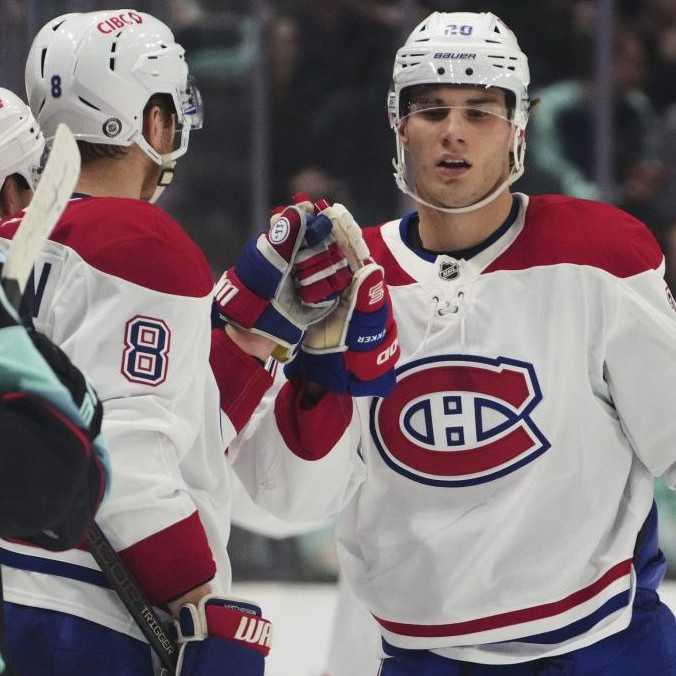 Slafkovský predviedol ďalší skvelý výkon. V Seattli strelil dva góly a dosiahol métu 100 bodov v NHL