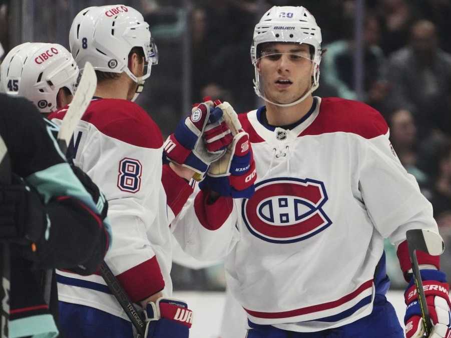Slafkovský predviedol ďalší skvelý výkon. V Seattli strelil dva góly a dosiahol métu 100 bodov v NHL