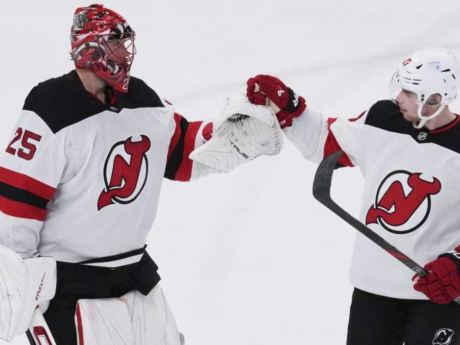 Brankár New Jersey Devils Jacob Markstrom a obranca Šimon Nemec.