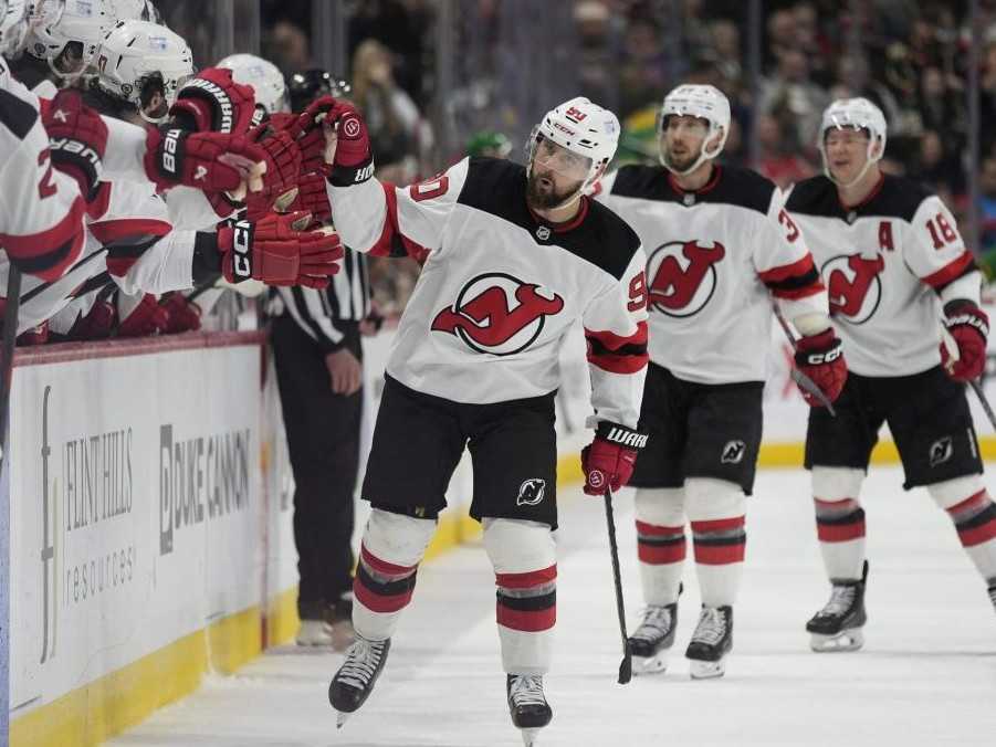 Tomáš Tatar oslavuje gól so svojimi spoluhráčmi.