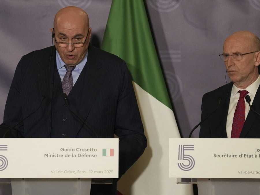 Európske krajiny musia zbrojiť a spolupracovať, uviedli ministri obrany piatich krajín po rokovaní v Paríži