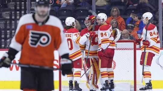 Na snímke Calgary Flames oslavujú víťazstvo v hokejovej NHL.