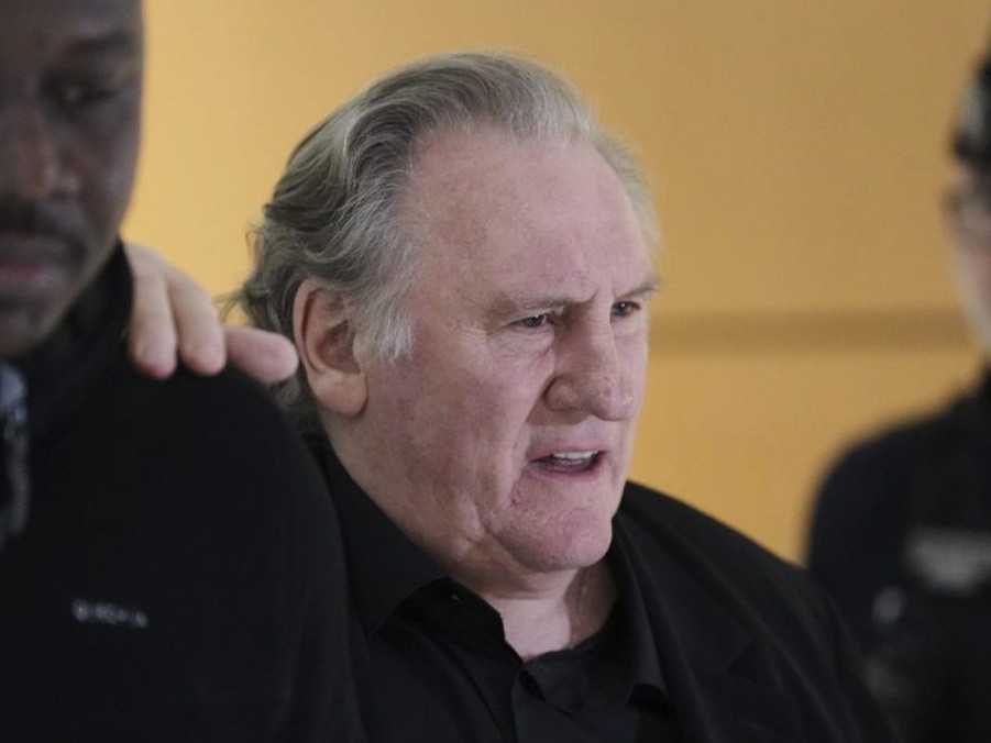 Herec Gerard Depardieu na súde.