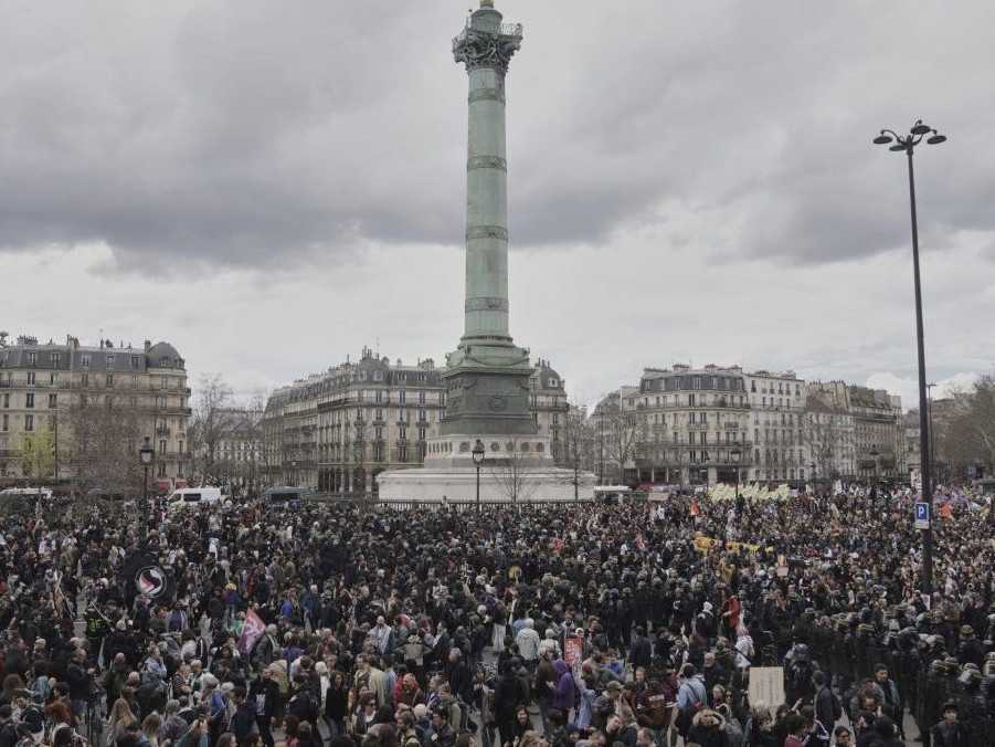 Desaťtisíce ľudí vo Francúzsku protestovali proti rasizmu a krajnej pravici. V Paríži hlásili potýčky s políciou