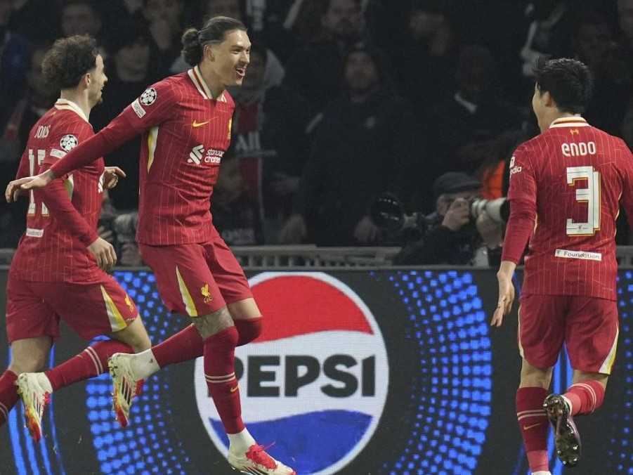 Hráči Liverpoolu oslavujú gól proti PSG v LM.