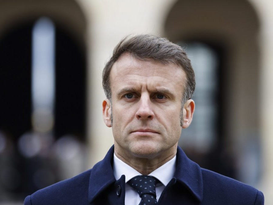 Macron chce hľadať spôsoby, ako mobilizovať civilistov, návrat k povinnej vojenskej službe však vylúčil