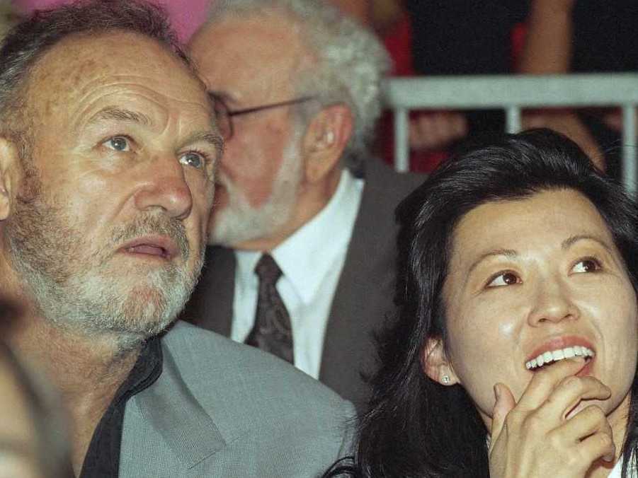 Herec Gene Hackman s jeho manželkou Betsy Arakawovou v júni 1993.