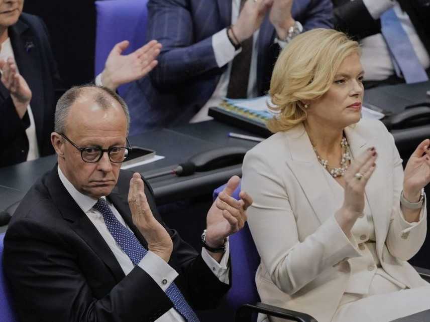 Nemeckí poslanci na ustanovujúcej schôdzi za predsedníčku Spolkového snemu zvolili Juliu Klöcknerovú z CDU