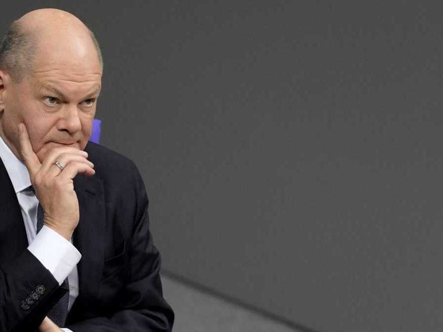 Nemecký kancelár Olaf Scholz počas plenárneho zasadnutia parlamentu.