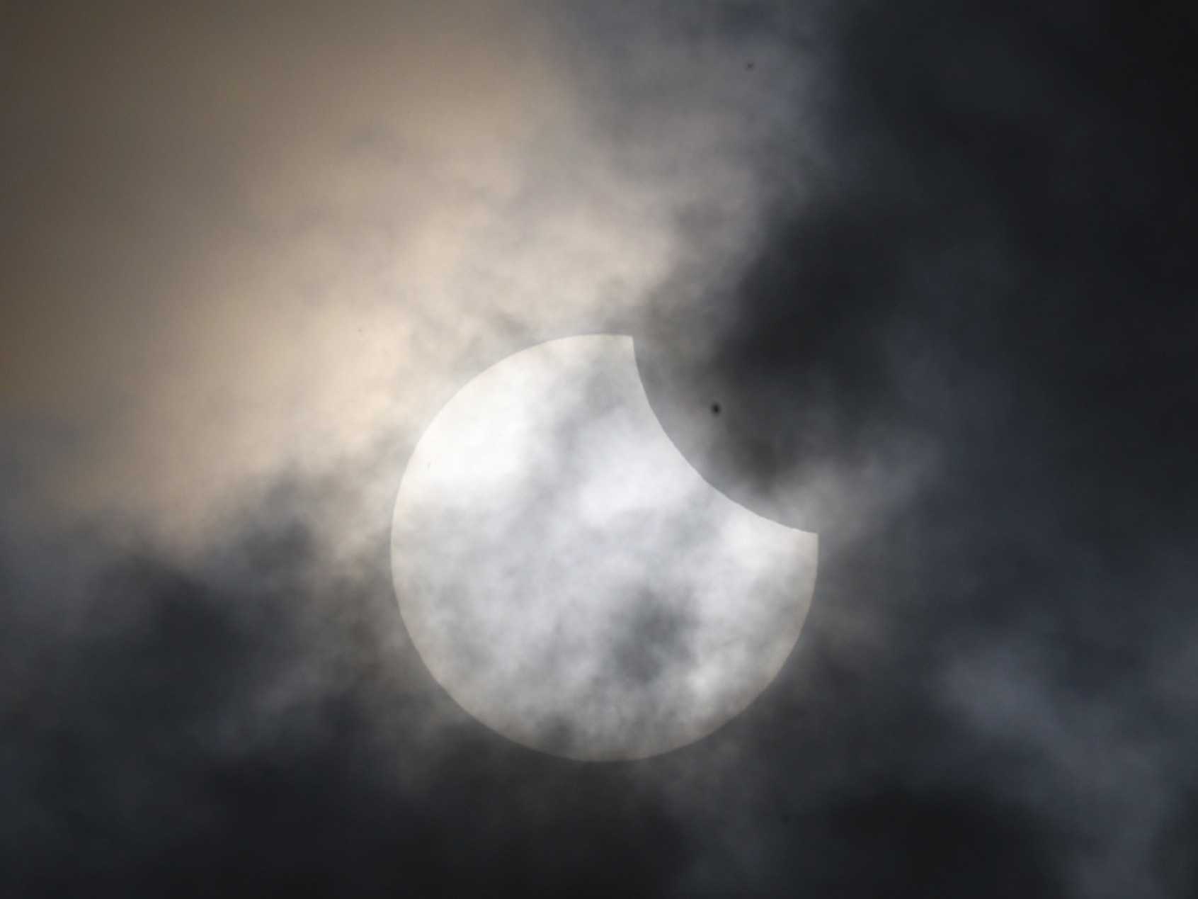 Obyvatelia severnej pologule mali príležitosť pozorovať čiastočné zatmenie Slnka.