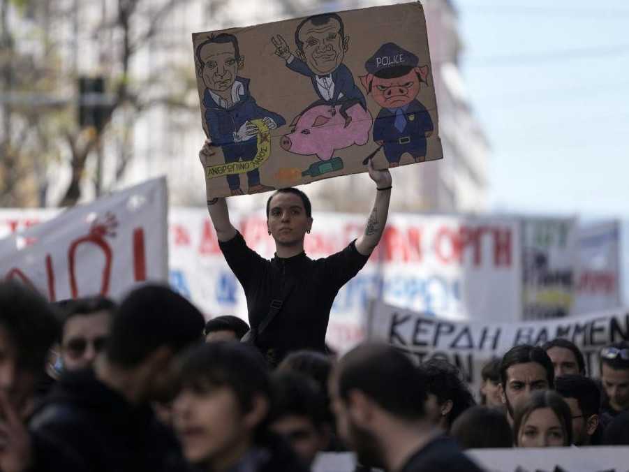 Protestujúci počas protivládneho protestu v Aténach.