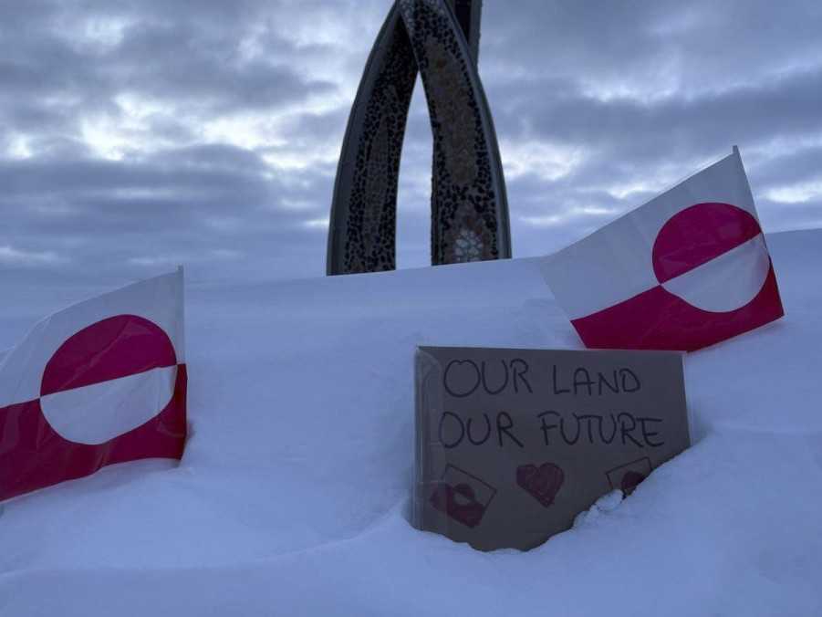 Dve grónske vlajky a nápis „Naša krajina, naša budúcnosť“ počas návštevy amerického viceprezidenta JD Vancea v Grónsku.