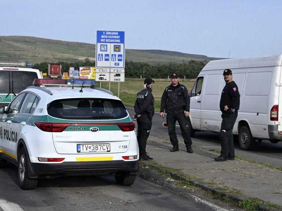 polícia na hraniciach