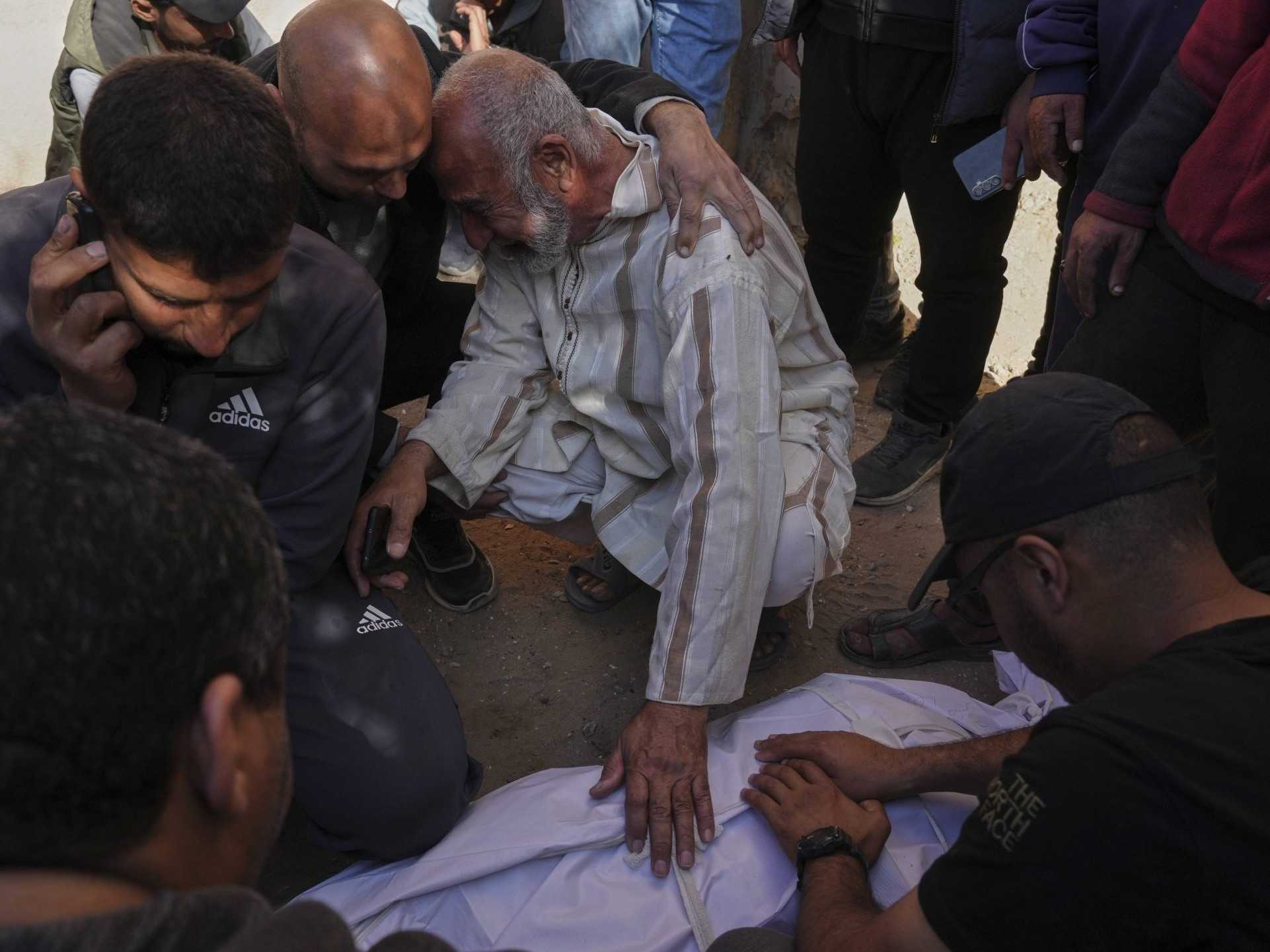 Palestínčania smútia nad telami príbuzných, ktorí zahynuli pri izraelskom leteckom útoku v Bajt Lahíja.