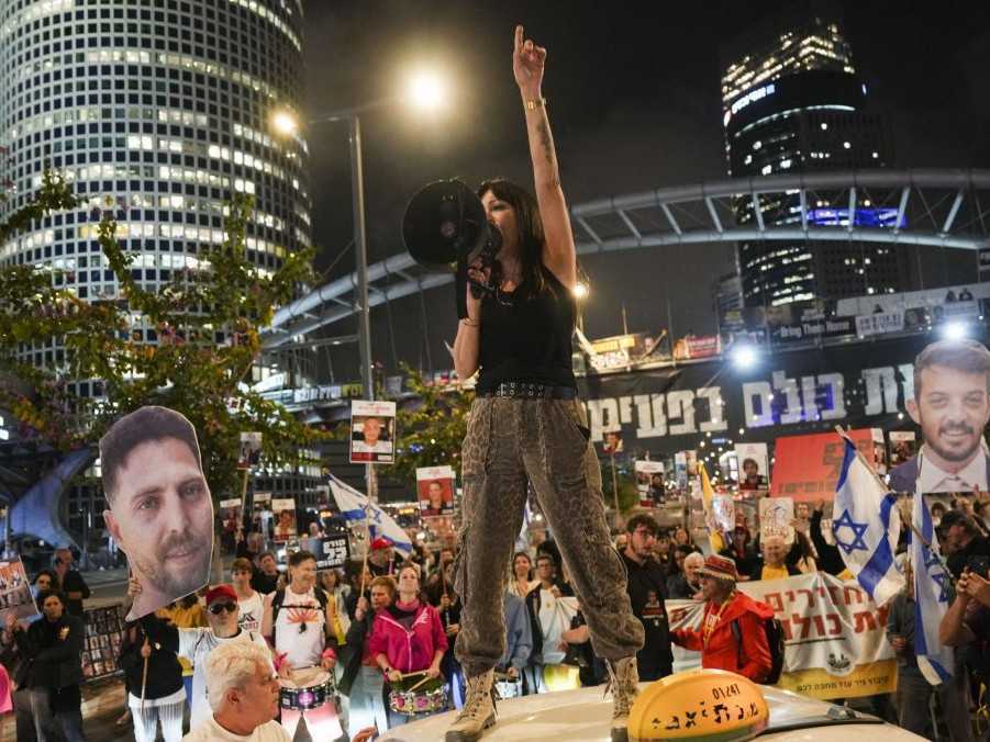 Izrael pokračoval v leteckých úderoch v Gaze, zomrelo najmenej 13 ľudí. V Tel Avive sa konali protesty proti útokom