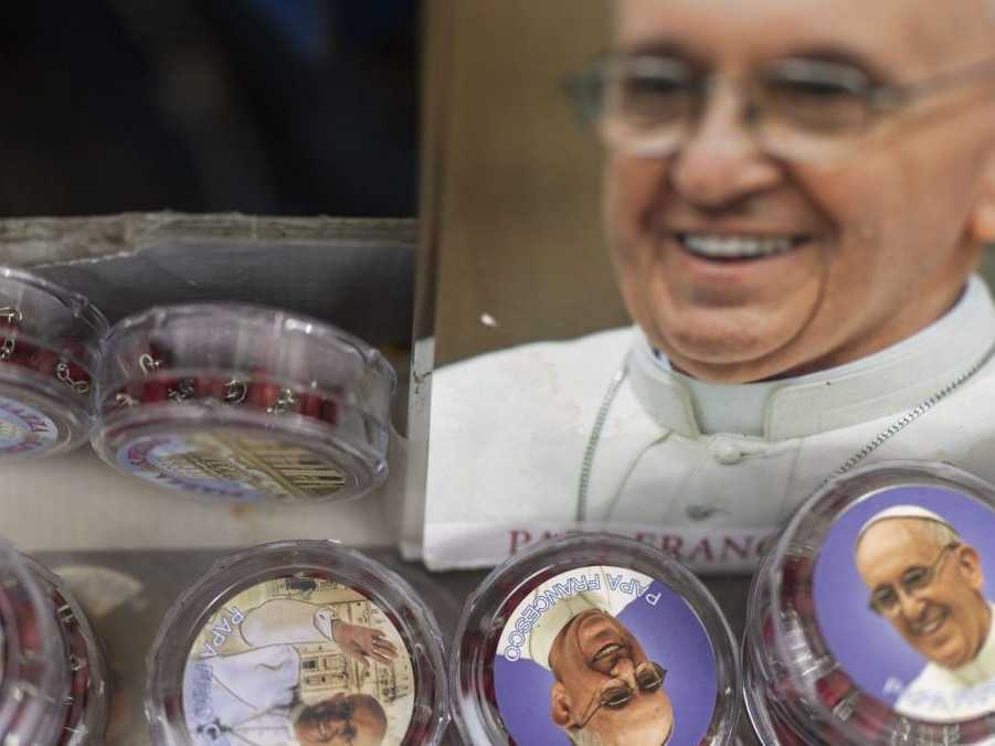 Suveníry s podobizňou pápeža Františka.