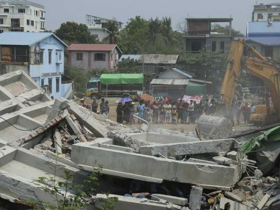 Zničené budovy po silnom zemetrasení v Mjanmarsku.
