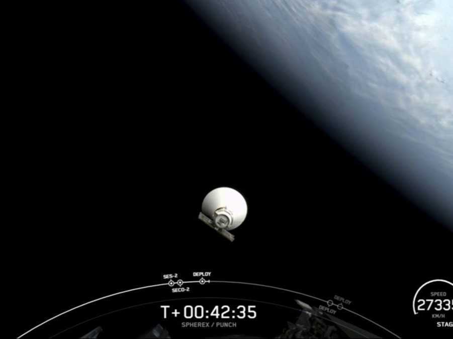 Vesmírny teleskop NASA Spherex odlieta do vesmíru po oddelení od rakety SpaceX.