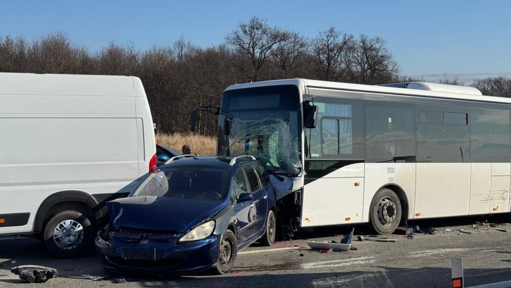 Hromadná nehoda autobusu a piatich áut neďaleko Košíc: Zranenia utrpelo viacero osôb